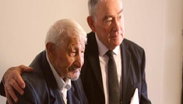 Alzheimer Uzmanı Dr. Terence Seedsman ile 109 yaşındaki Türk bir ortaya geldi