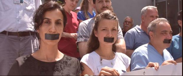 İzmir’de sıhhat çalışanlarına şiddete meslektaşlarından reaksiyon
